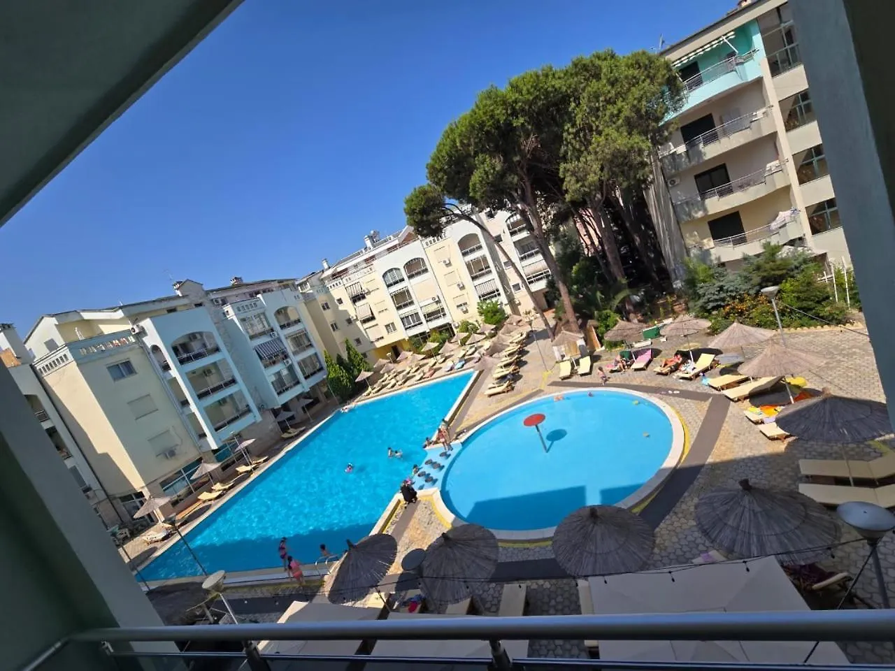 Geri'S Beach Apartments Голем