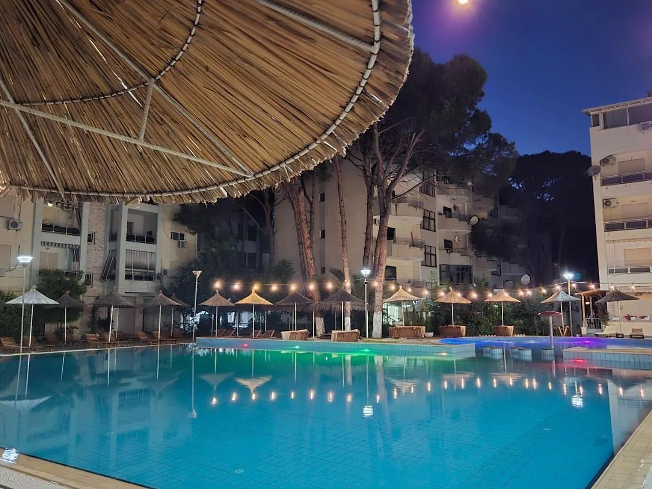 Geri'S Beach Apartments Golem
